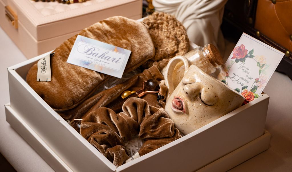 Elegant spa gift box featuring handmade ceramic cup, velvet mask, and scrunchie for relaxation and luxury.